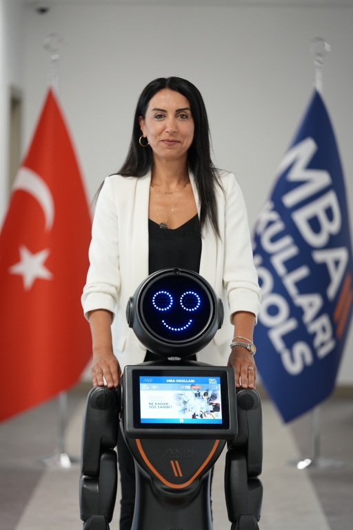 MBA Okullarının Yeni Öğrencisi Sosyal Robot Mini Ada Oldu