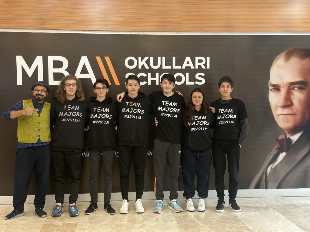 VEX Robotics Competition Türkiye Birincisi MBA Okulları Team Majors Ekibi
